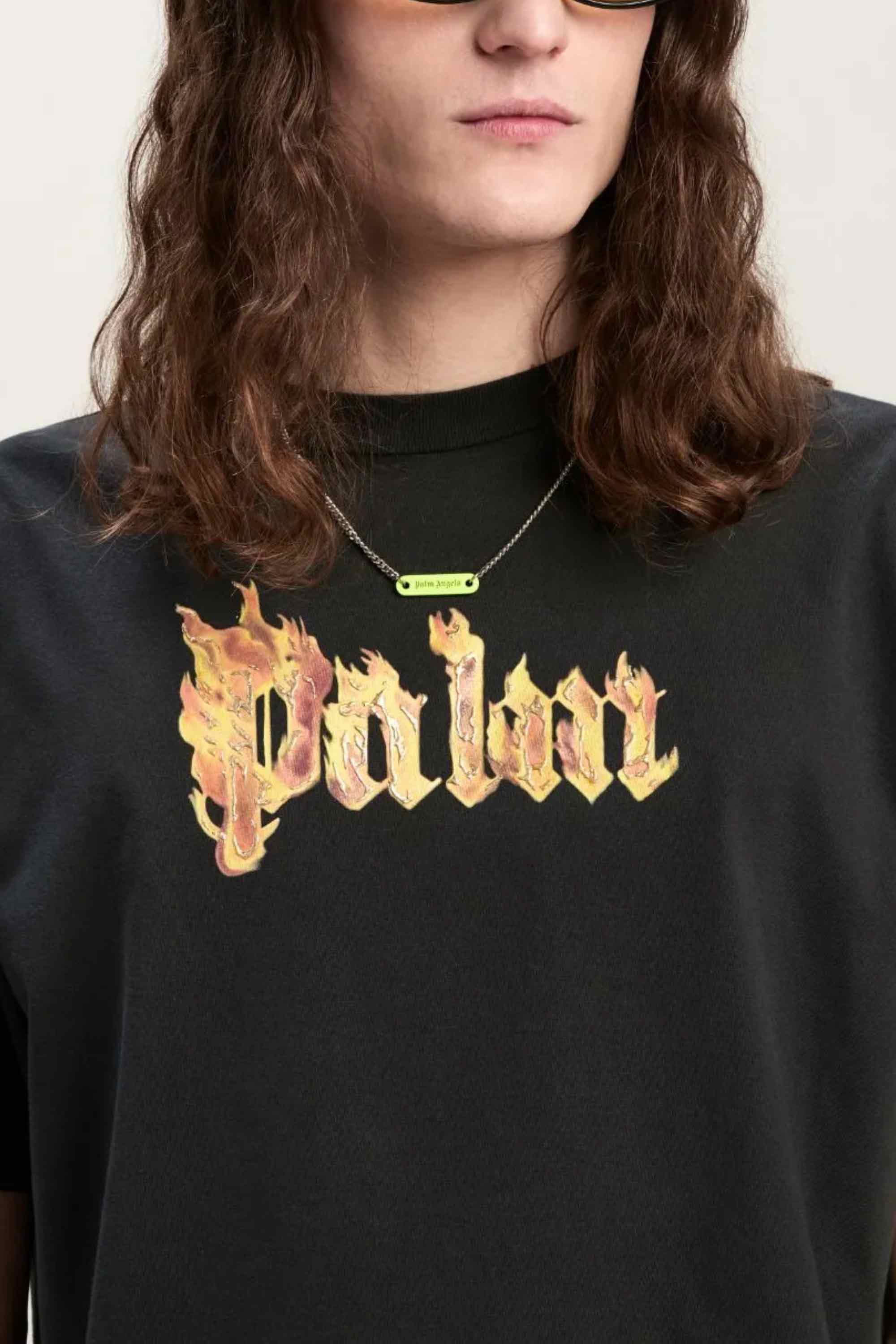 Camiseta masculina preta com logo Palm Angels em chamas na frente